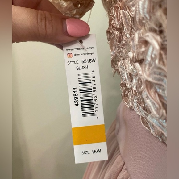 Plus Dress 💗 - Picture 7 of 8